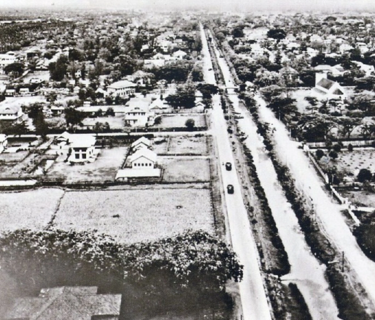 เปิดกรุ !!  "ภาพเมืองกรุงแสนวุ่นวาย" ในสมัยที่ถนนโล่งจน "ชาวสยาม"  ไม่รู้จักคำว่า "รถติด" (ชมภาพ)