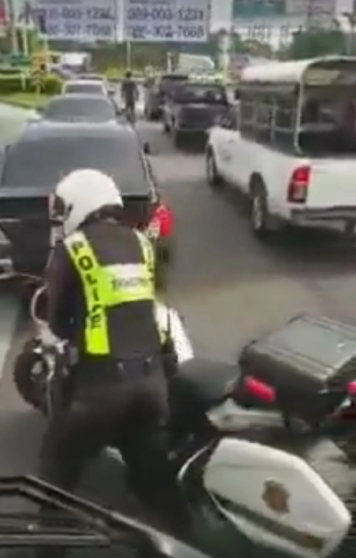 งงเลยทีนี้!? คลิปรถบรรทุกเจอตำรวจโบก-เขียนใบสั่ง แต่พอหันมาเจอกล้องเท่านั้นแหละ ชาวเน็ตบอกเฮ้ย...แบบนี้ก็ได้หรอ!!! (ชมคลิป)