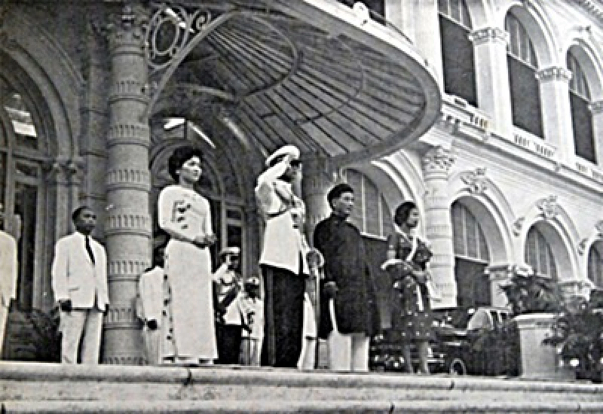 สุดกลั้นน้ำตา.. พระสุรเสียงอ่อนโยน "ในหลวง ร.9" กล่าวอำลาประชาชน ก่อนเสด็จพระราชดำเนินเยือนเวียดนาม ปี2502 (มีคลิป)