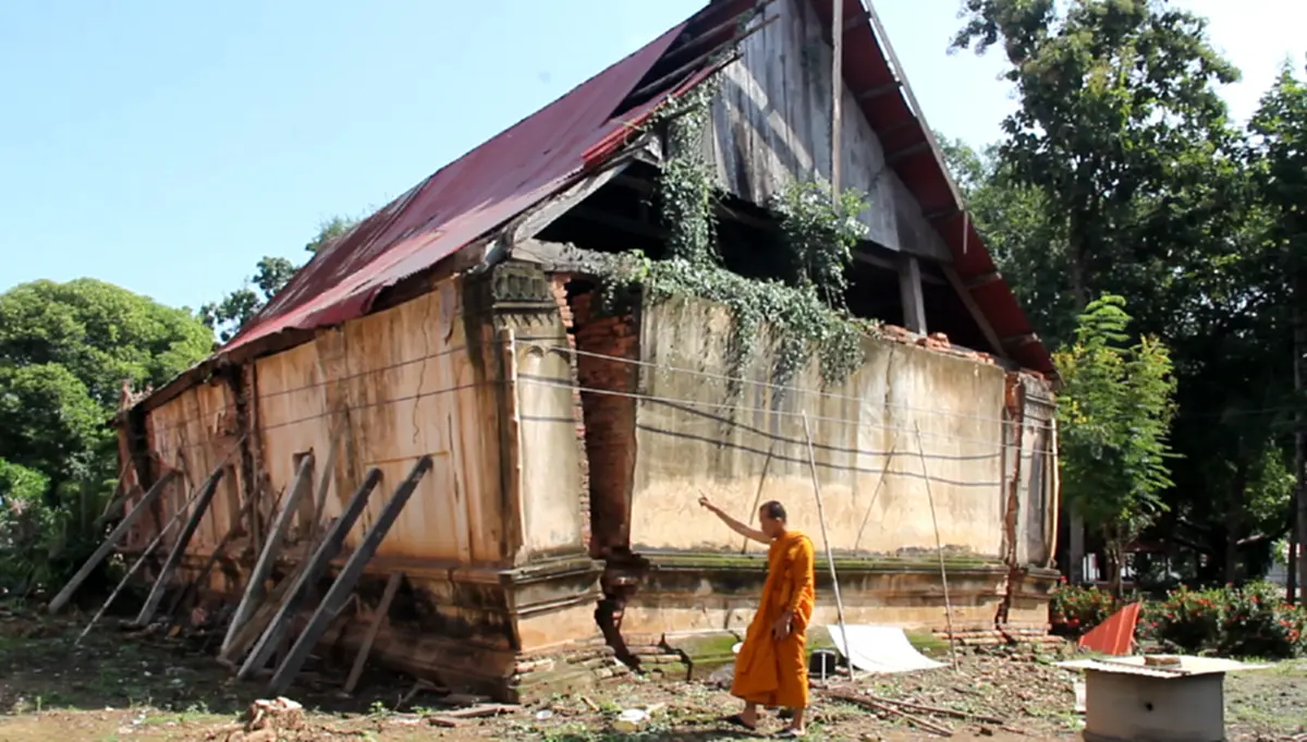 ตลึง!!!พบโบสถ์มหาอุดอายุเก่าแก่ถึง 109 ปี สร้างจากภูมิปัญญาชาวบ้านเชื่อมโยงตำนาน"เมืองชูชก"!!แยกปริแตกออกจากกัน รอวันพังถล่มลงมา