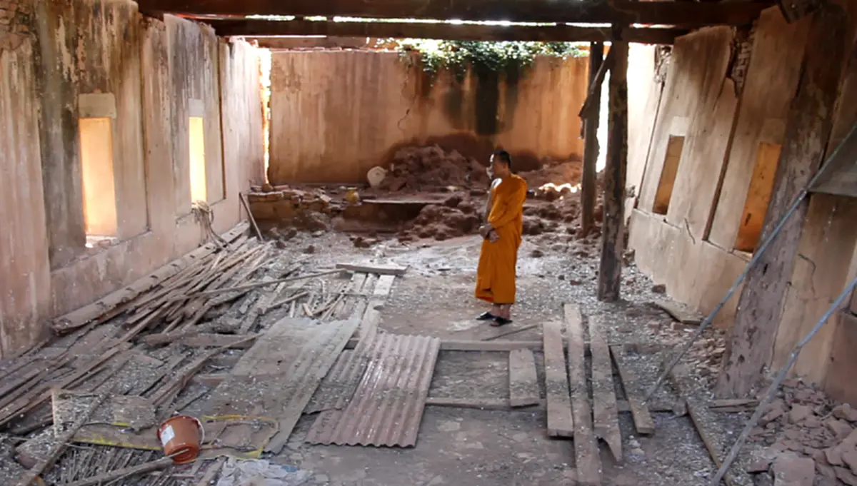 ตลึง!!!พบโบสถ์มหาอุดอายุเก่าแก่ถึง 109 ปี สร้างจากภูมิปัญญาชาวบ้านเชื่อมโยงตำนาน"เมืองชูชก"!!แยกปริแตกออกจากกัน รอวันพังถล่มลงมา