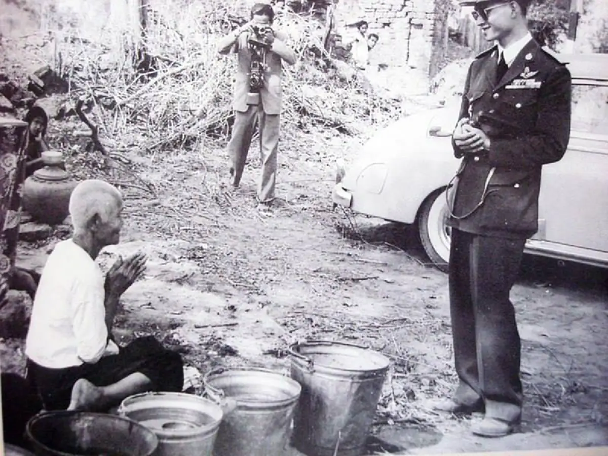 ปกติฉันก็กินน้ำธรรมดาอย่างนี้นี่แหละ ประโยคสุดซาบซึ้ง "ในหลวง ร.9" ทรงตรัสกับคุณยายวัย 90 ปี ครั้งเสด็จฯจ.สุโขทัยปี 2501