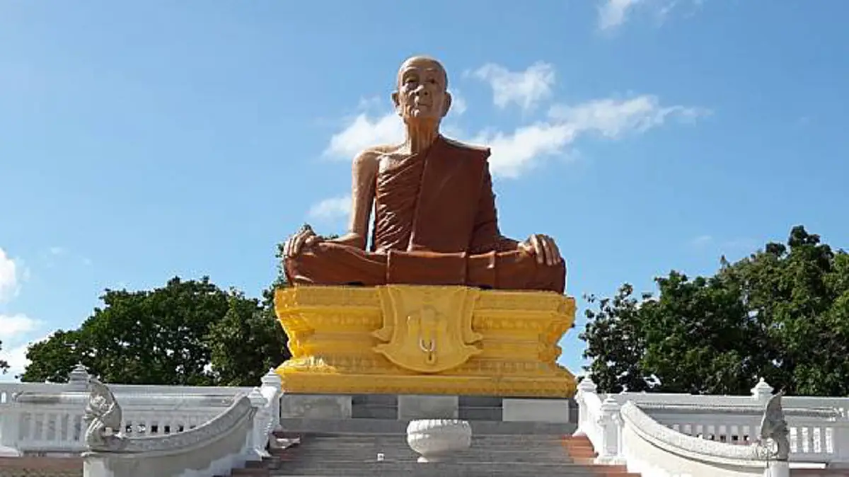 ฮือฮา ถ่ายติดกายทิพย์หลวงปู่ดูลย์ ก่อนพิธีเบิกเนตร ชาวเน็ตตั้งข้อสังเกต ปาฏิหาริย์หรือผิดพลาดจากการถ่ายภาพ