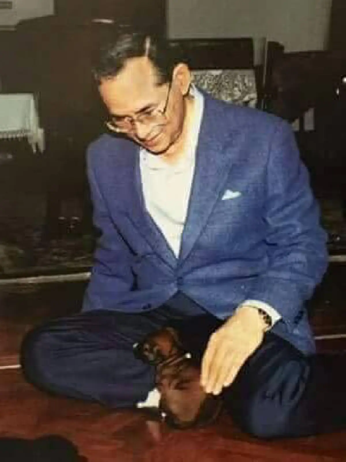 พระราชาที่มีชีวิตเรียบง่าย.. สัตวแพทย์เล่าเหตุการณ์ประทับใจครั้ง "ในหลวง ร.๙" เสด็จฯประทับเฝ้าการรักษาคุณทองแดงตลอดทั้งคืน!!