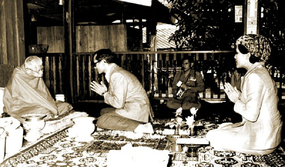 ชมภาพประวัติศาสตร์สุดคลาสสิก... เมื่อ "พระราชา" สนทนาธรรมกับ "พระอริยะ"!! ... อมตะแห่งธรรมะที่จะอยู่คู่โลกไปตลอดกาล!!