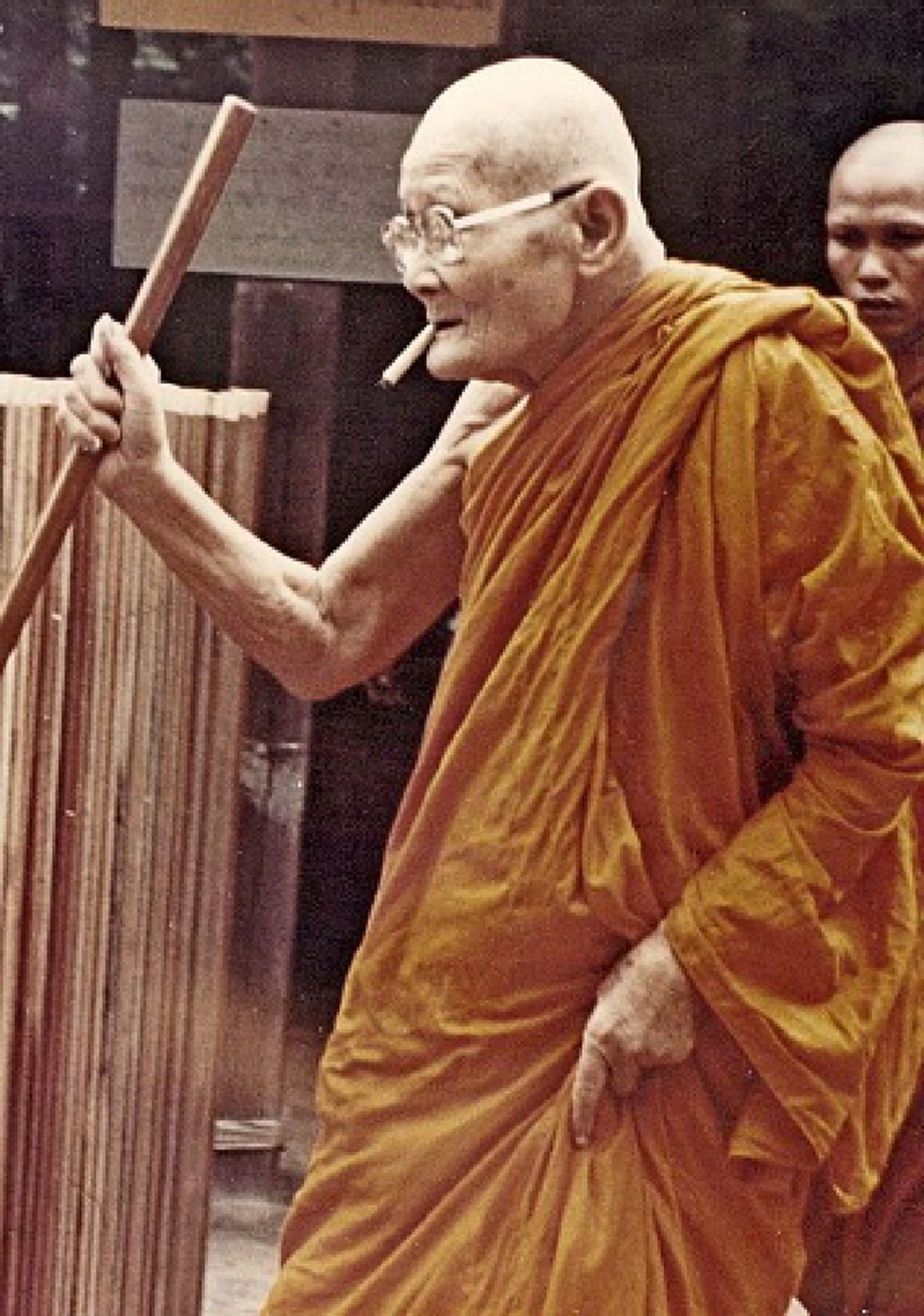 ชีวิตไม่ติดสมมุติ! เงินทองก็แค่ "ประสากระดาษ"! ว่าแล้ว... "หลวงปู่แหวน" ก็เอาแบงก์ 500 มามวนบุหรี่สูบซะเลย!!