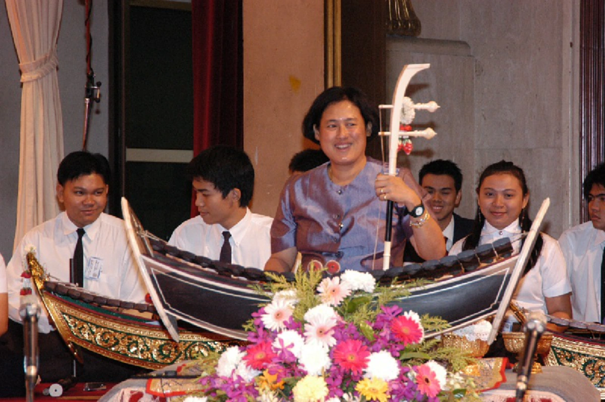 เอ้า..หลับตาเล่นก็ได้!! พระอารมณ์ขัน "สมเด็จพระเทพฯ" ขณะทรงดนตรีและได้รับพวงมาลัยคล้องสูงจนมิดพระเนตร อ่านทีไรยิ้มตามทุกที!!