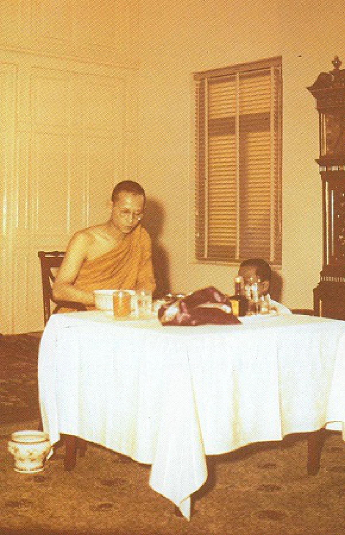 ตามรอยพ่อ...ต่อรอยธรรม!! เมื่อในหลวงรัชกาลที่ ๙ ทรงฝึกสมาธิและปฏิบัติธรรม ... "พระราชวัง" จะคล้ายเป็น "สำนักวิปัสสนา" กลาย ๆ!!