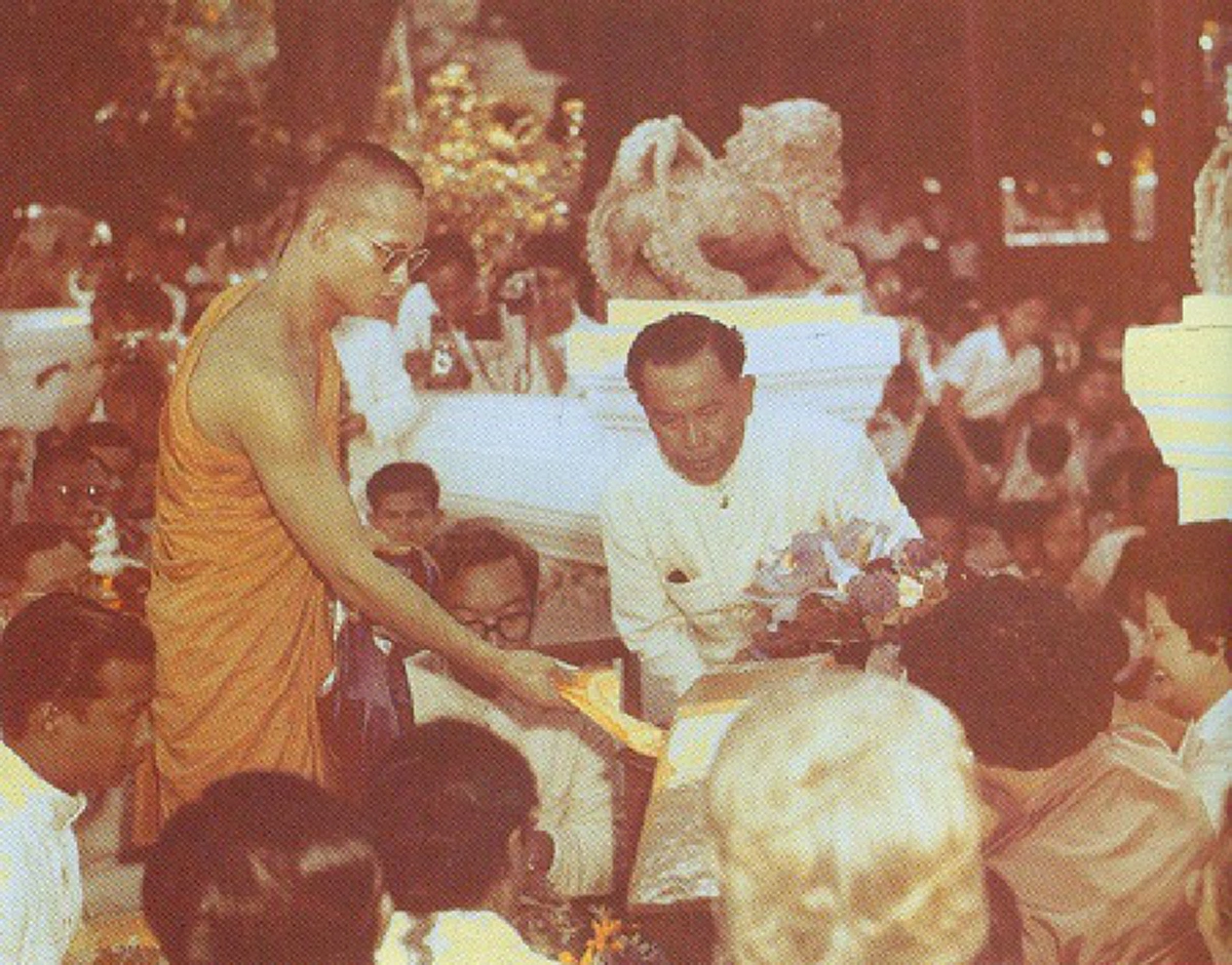 ตามรอยพ่อ...ต่อรอยธรรม!! เมื่อในหลวงรัชกาลที่ ๙ ทรงฝึกสมาธิและปฏิบัติธรรม ... "พระราชวัง" จะคล้ายเป็น "สำนักวิปัสสนา" กลาย ๆ!!
