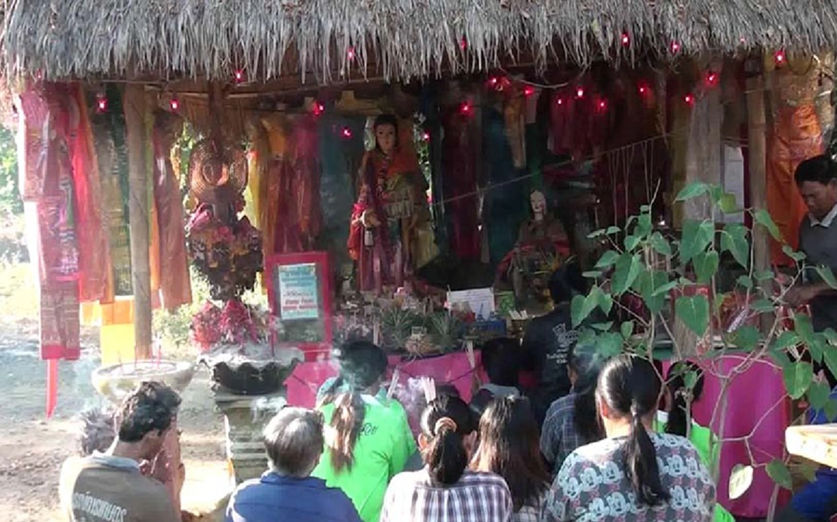 งวดสุดท้ายปี59!!! คอหวยชัยนาทแห่ขอลาภ"เจ้าแม่ตะเคียนทอง"หวังมีโชคส่งท้ายปี