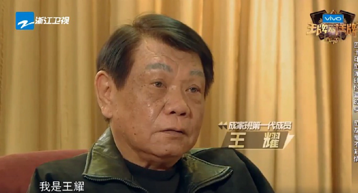  น้ำตาลูกผู้ชาย !!! เฉินหลง หลั่งน้ำตาแห่งความยินดี หลังทีวีจีนจัดเซอร์ไพรส์ พาทีมสตั๊นต์รุ่นแรกมาเจอกับเขาในรายการ !?! (คลิป)