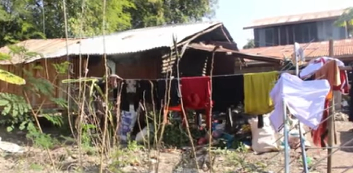 ชีวิตจริงยิ่งกว่าละครเศร้า!!! "น้องเมย์" ด.ญ.วัย 13 สู้ชีวิตครอบครัวสุดลำบากอาศัยกระท่อมผุพังบังแดดฝนครูเห็นแล้วถึงกับวอนน้ำใจช่วยเหลือด่วนๆ