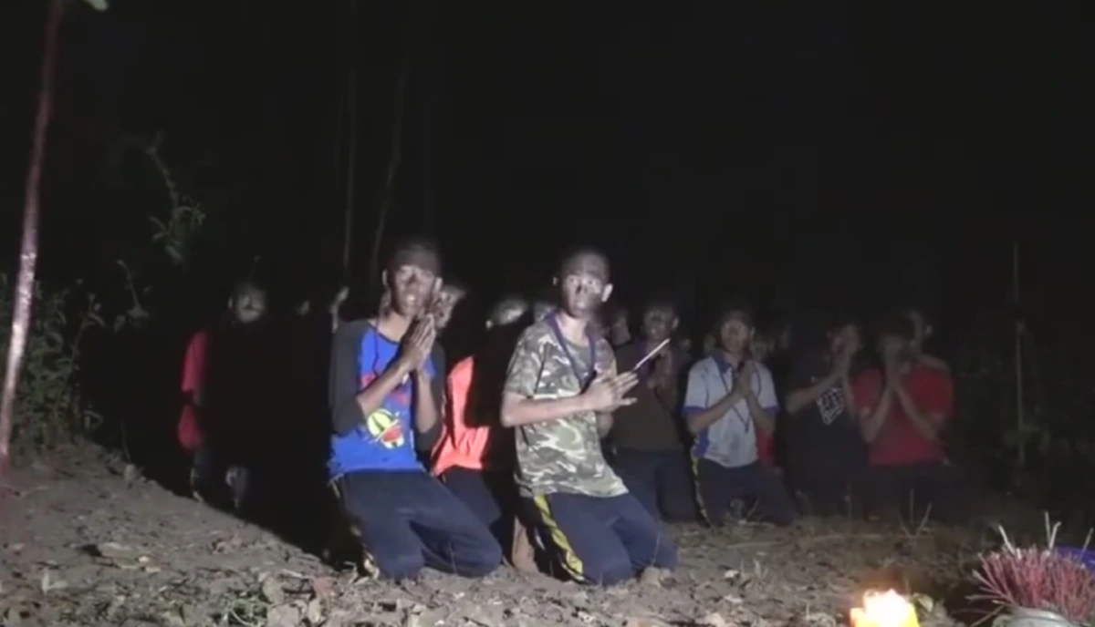 แมนๆเจองี้ไม่คุย!!! ฮาสนั่นนร.จุดธูปขอขมาเจ้าที่ในค่ายลูกเสือ แรกๆ มาดีมาก...พอเจอของหล่นตรงหน้าเท่านั้นแหละวงแตกชนิดเสียงหลงลั่นป่า โถ่เอ๊ย...ขวัญมานะลูกสาวแม่!! (ชมคลิป)