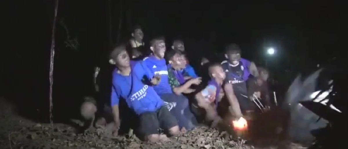 แมนๆเจองี้ไม่คุย!!! ฮาสนั่นนร.จุดธูปขอขมาเจ้าที่ในค่ายลูกเสือ แรกๆ มาดีมาก...พอเจอของหล่นตรงหน้าเท่านั้นแหละวงแตกชนิดเสียงหลงลั่นป่า โถ่เอ๊ย...ขวัญมานะลูกสาวแม่!! (ชมคลิป)