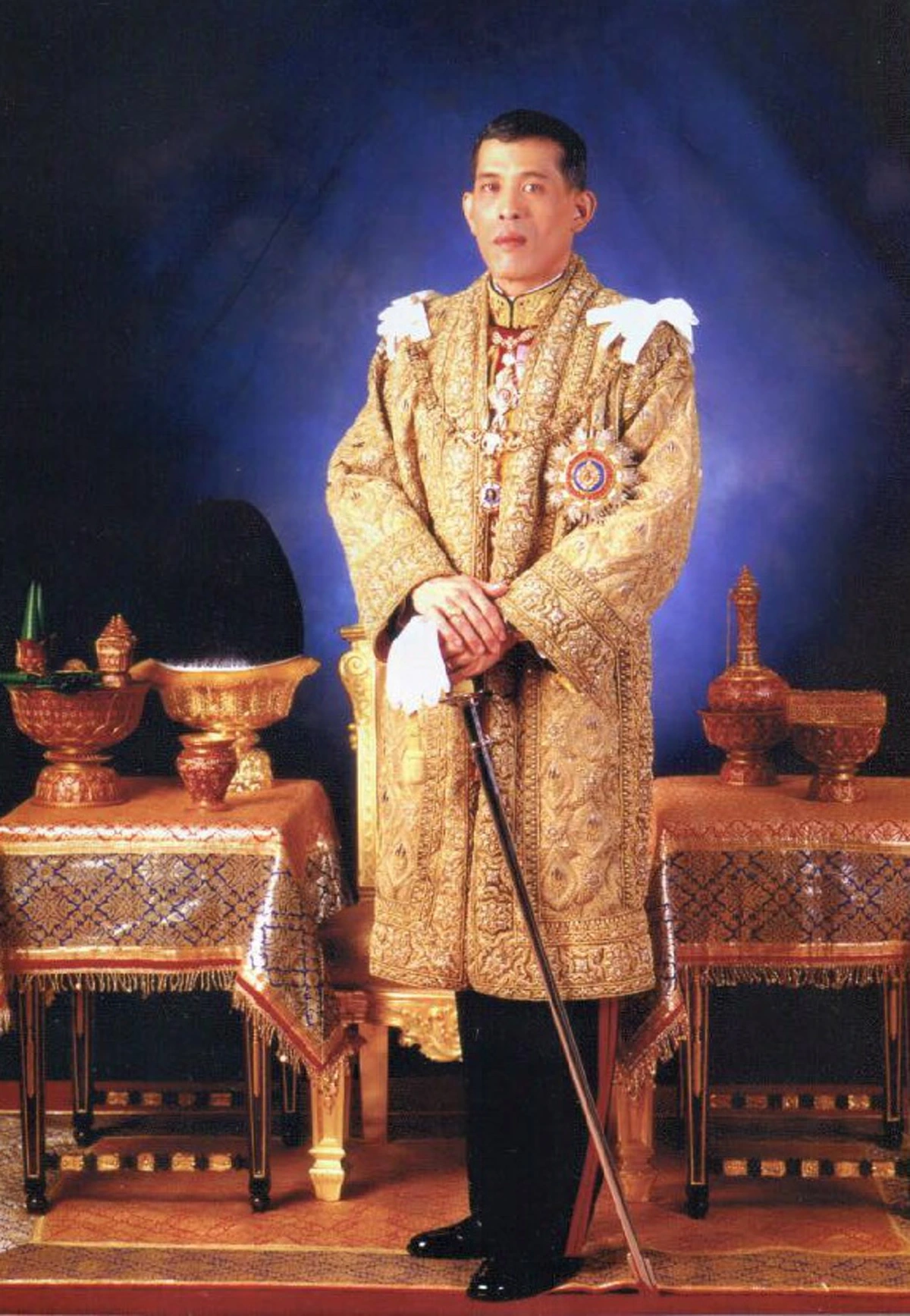 สมเด็จพระบรมฯ ทรงประกอบพระราชพิธีถวายน้ำสรงพระบรมศพ ในวันที่๑๔ ต.ค.เวลา๑๗.๐๐ ณ พระที่นั่งพิมานรัตยา 