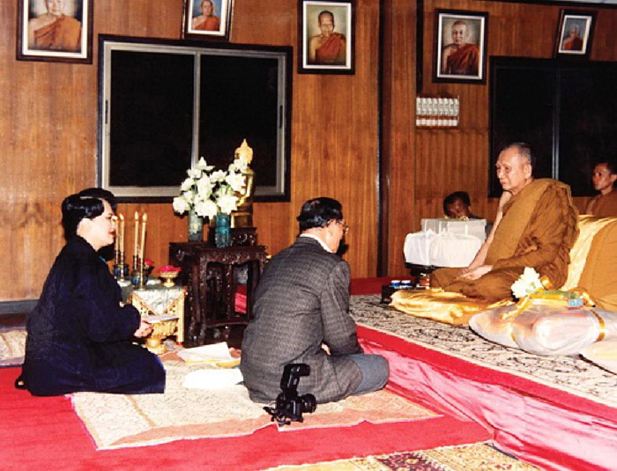 ชมภาพประวัติศาสตร์สุดคลาสสิก... เมื่อ "พระราชา" สนทนาธรรมกับ "พระอริยะ"!! ... อมตะแห่งธรรมะที่จะอยู่คู่โลกไปตลอดกาล!!
