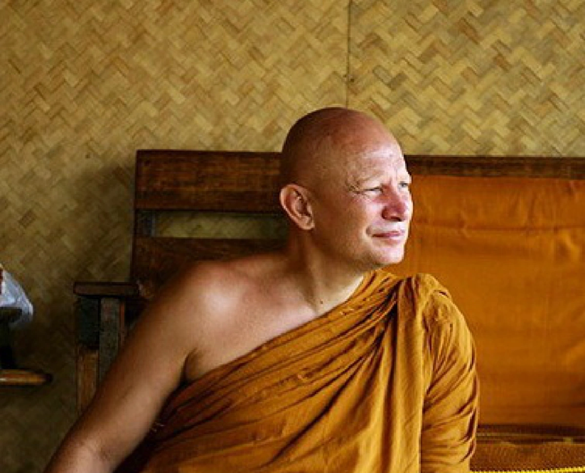 ลูกถีบอรหันต์!! "พระอาจารย์ญาณธัมโม" พระฝรั่งรูปแรกและรูปเดียวที่โดนหลวงพ่อชา "ถีบหงายหลัง" จนตาสว่างไปทั้งชีวิต!!