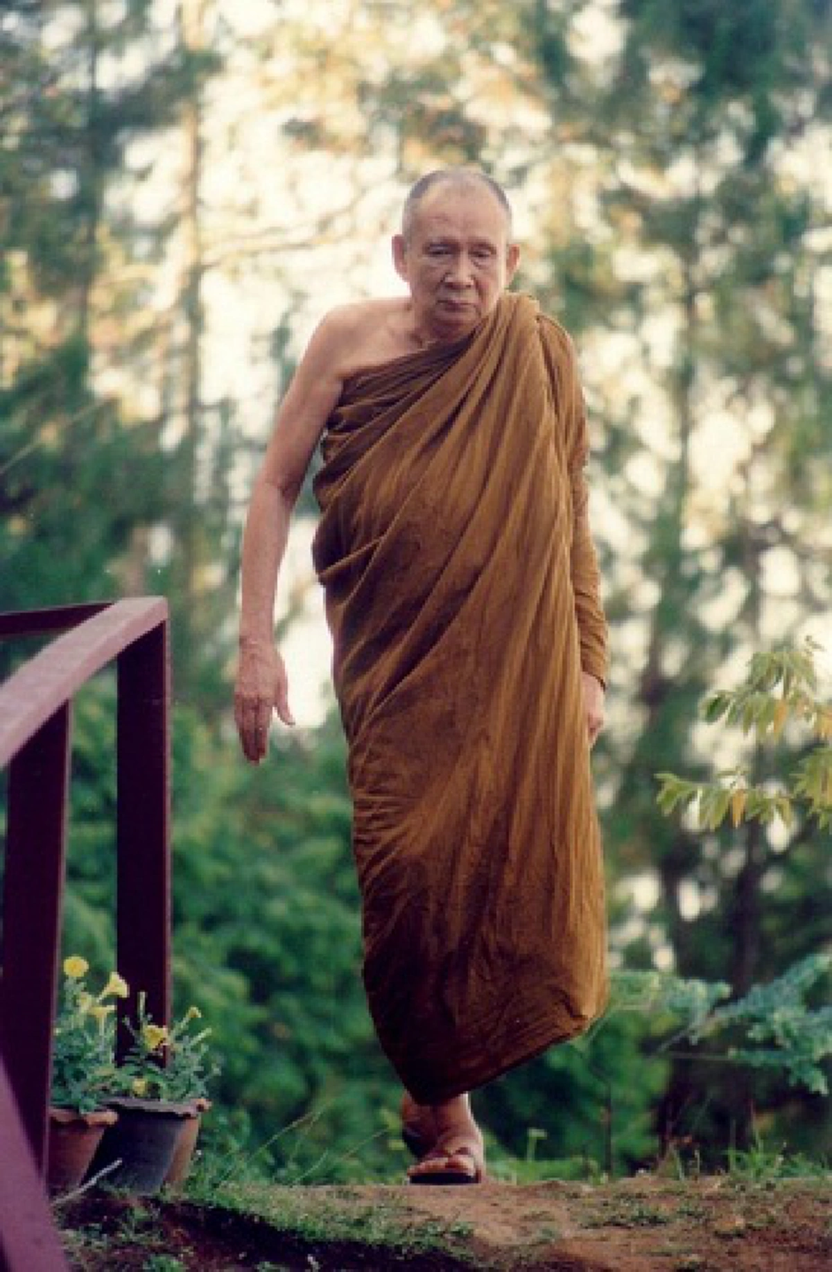 อธิษฐานจิตดับฤทธิ์ไฟ!! แม้แต่ "ความร้อนทะลักจุดเดือด" ยังอุ่นลงถนัดใจ...เมื่อได้สัมผัสกับ "กระแสจิตเย็นชุ่ม" ของสมเด็จพระญาณสังวรฯ!!
