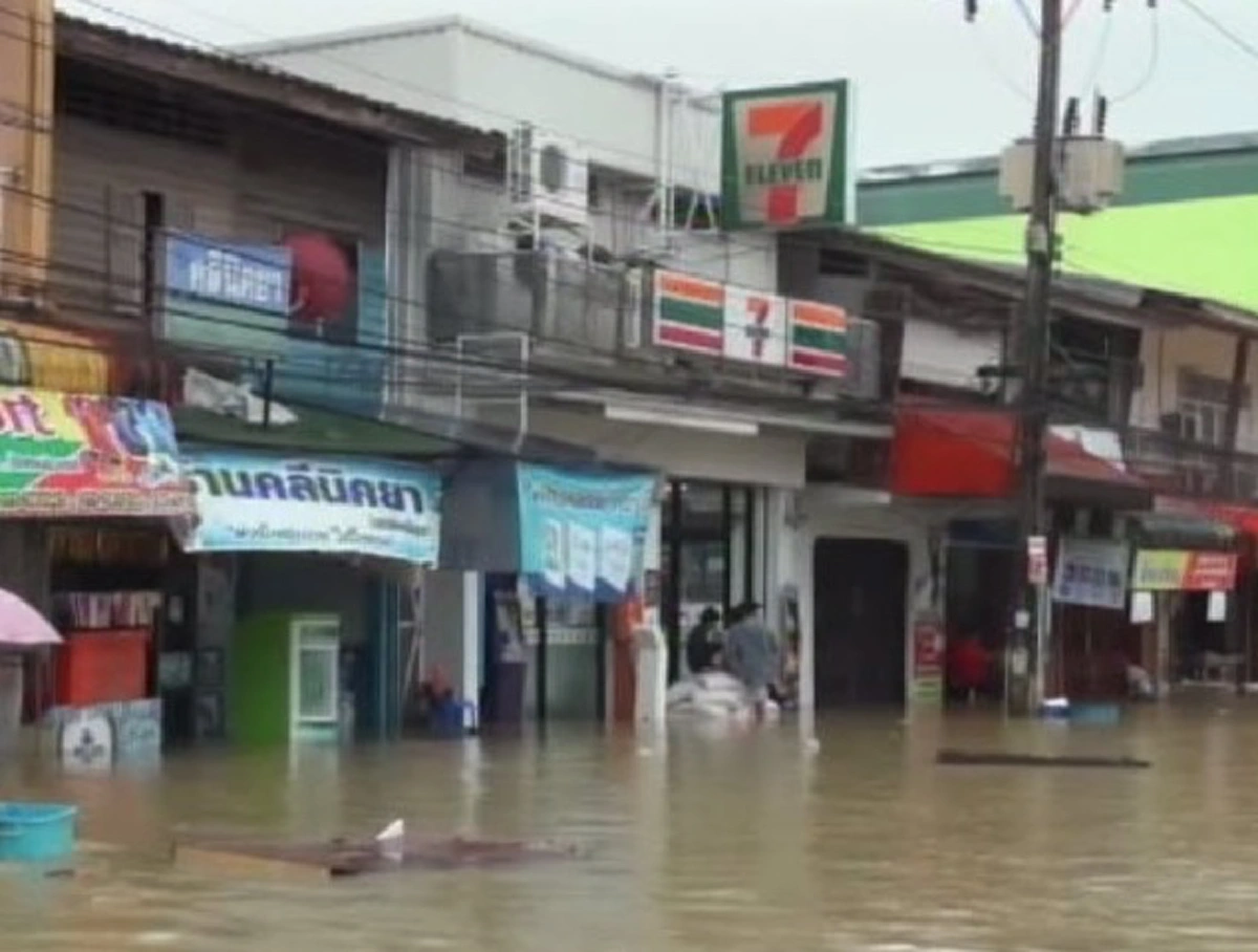 เข้าขั้นวิกฤต!!!ฝนตกไม่หยุด10 อำเภอนครศรีฯจมมิด เตือนซ้ำมหันตภัยน้ำท่วมบางจุดหนักสุดในรอบ 100 ปี   (รายละเอียดสถานการณ์น้ำท่วมใต้)