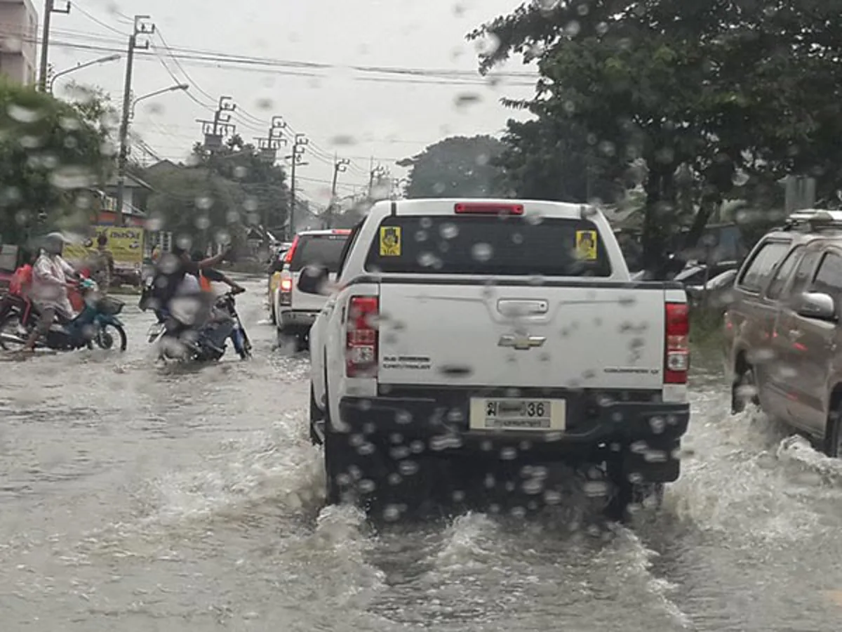 กรมอุตุฯ เตือนภายใน 24 ชั่วโมงข้างหน้า 10 จังหวัด ฝนชุกหนาแน่น กทม. ฝนฟ้าคะนอง 80% 