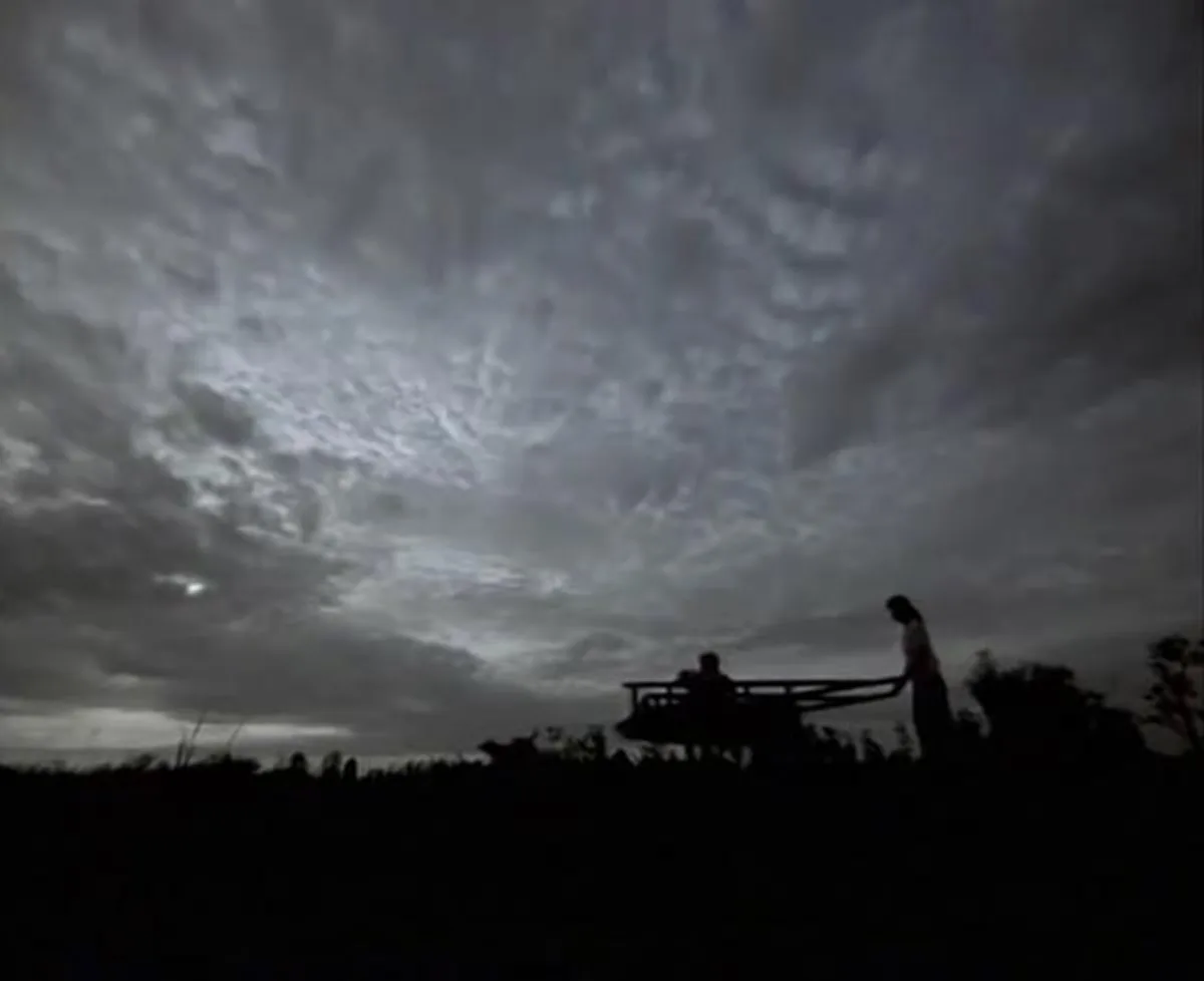 ย้อนภาพประวัติศาสตร์ "แม่เฒ่าตุ้ม" ผู้ถวายดอกบัว 3 ดอก แก่ "ในหลวง" พร้อมขอให้หลานอุ้มใส่รถลาก เพื่อไปรอเฝ้ารับเสด็จฯ