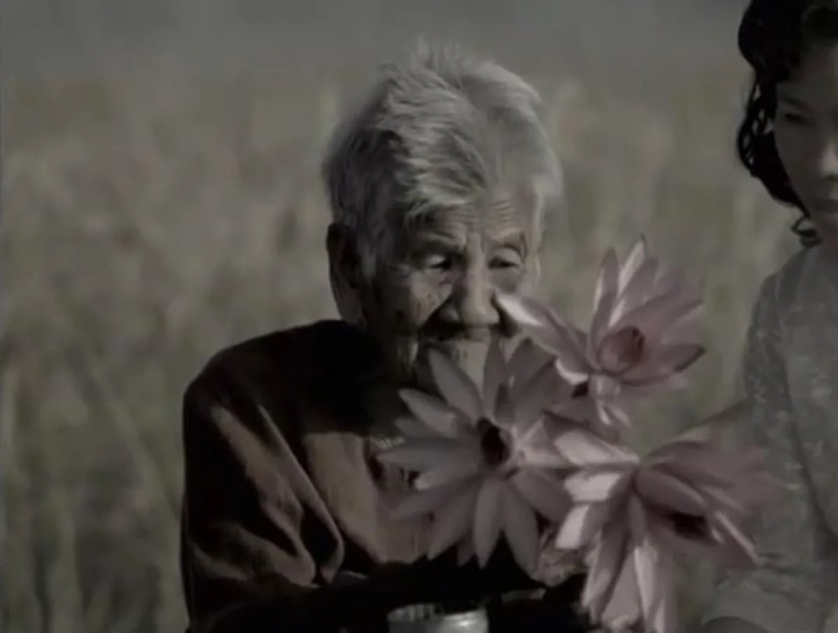ย้อนภาพประวัติศาสตร์ "แม่เฒ่าตุ้ม" ผู้ถวายดอกบัว 3 ดอก แก่ "ในหลวง" พร้อมขอให้หลานอุ้มใส่รถลาก เพื่อไปรอเฝ้ารับเสด็จฯ