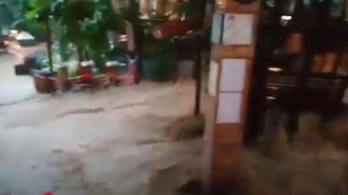 น่ากลัว "ชาวกระบี่" เผยคลิปฝนถล่มหนัก น้ำป่ามาไวมาก!! ไหลเชี่ยวกราก ท่วม เเทบไม่ทันตั้งตัว!! (คลิป)