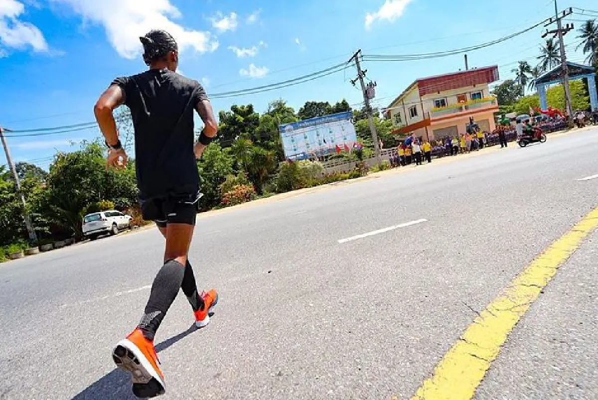 ดูสดชื่นขึ้นเยอะเลย"พี่ตูน" !! "ตูน บอดี้สเเลม" รับมอบ "รูปปั้น" ให้กำลังใจจากมือ "อ.เกียร์" ...พร้อมโพสต์ขอบคุณสุดซึ้ง..."รัก" !!  (ชมภาพ)