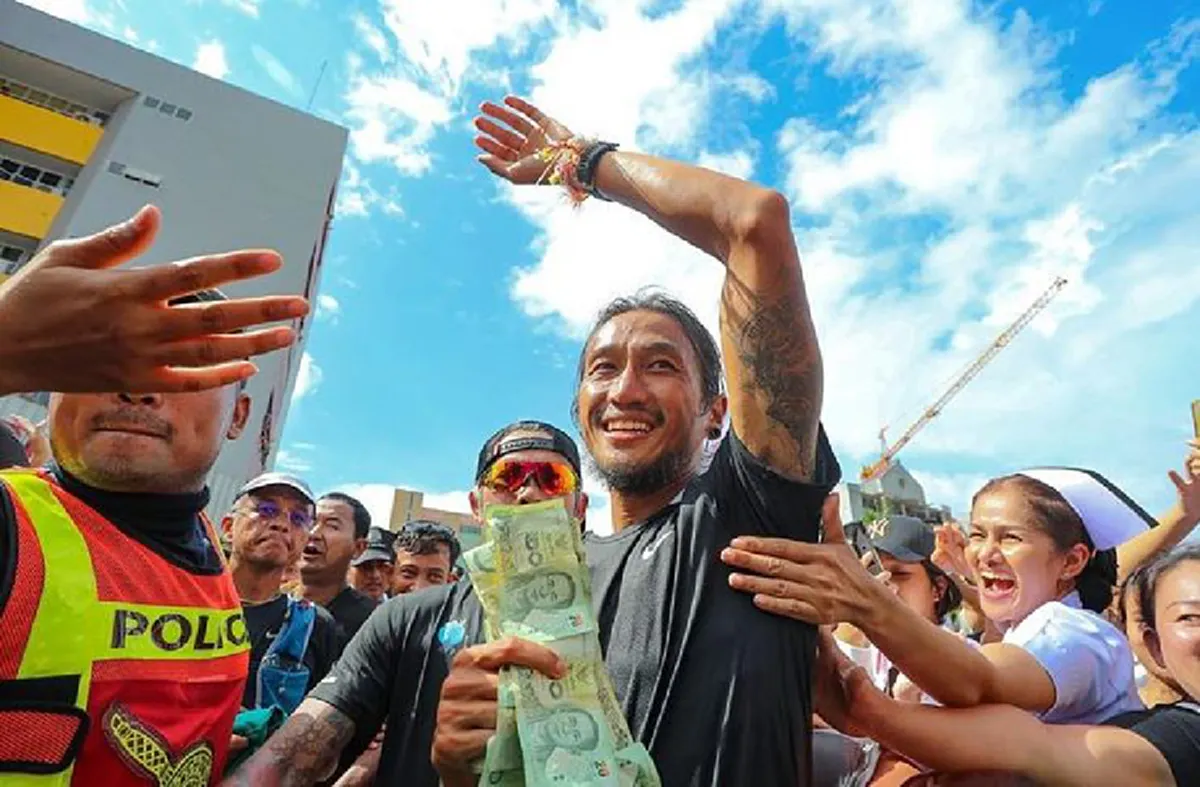 พลังในการก้าวไปพร้อมๆกัน!!  "พยาบาลสุราษฎร์"ตั้งเเถวต้อนรับ..เปล่งเสียงจากก้นบึ้งหัวใจ!! "พี่ตูน"ถึงกับหยุดวิ่ง เเทบกลั้นน้ำตาไม่อยู่(คลิป)