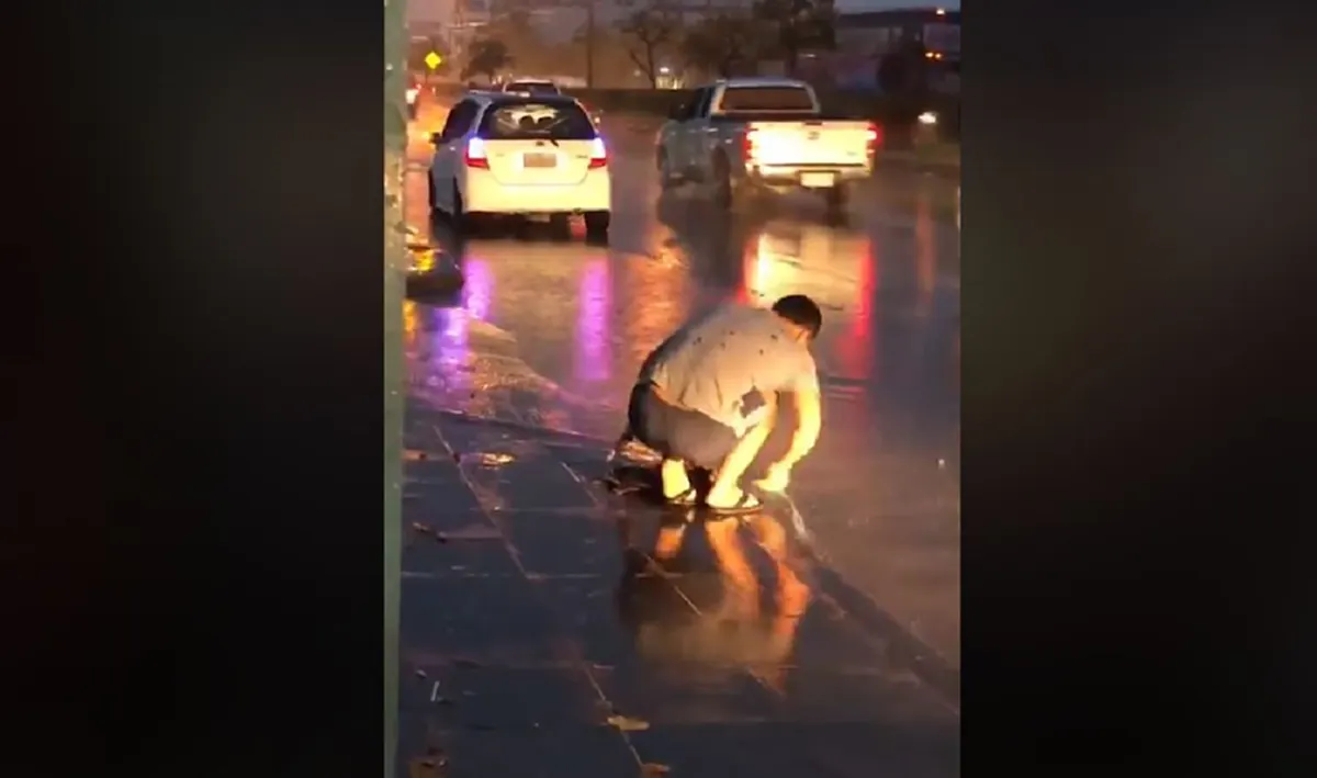 คนดีต้องชื่นชม!! "หญิงสาว"ยืนรอรถเมล์ ฝนตกหนัก!!น้ำท่วมขัง...เหลือบไปเห็น"ชายหนุ่ม"ลงจากรถ พร้อมวีรกรรมอันน่ายกย่อง?!ใจพี่เขาหล่อมาก!!(คลิป)