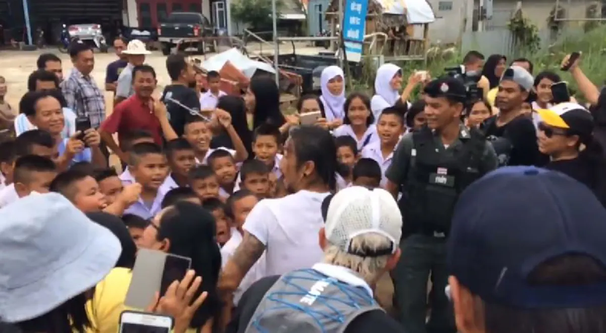 "ให้คลิปมันเล่าเรื่อง"!! "คำพูดสั้นๆ"..ส่งต่อพลังอันยิ่งใหญ่จาก "ตูน บอดี้สเเลม" ..สู่หัวใจ"เด็กน้อย"ที่จะเจริญรอยตาม"ขวัญใจ"ของเขา(คลิป)