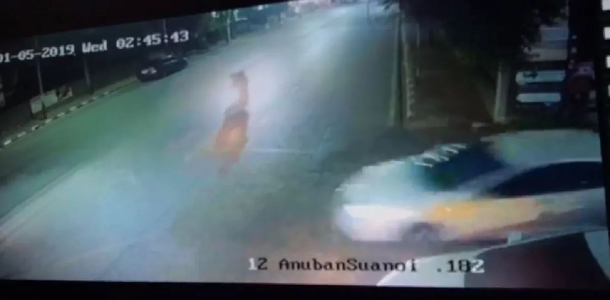 มอเตอร์ไซค์ ขี่มาตามปกติ โดนเก๋งพุ่งชน กลางดึกย่านนิมมาน 17 (คลิป)