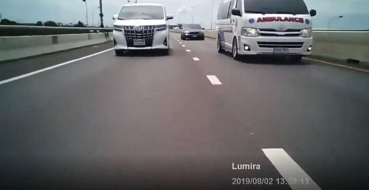 เก๋งดำ ขับจี้ท้ายรถพยาบาลเปิดไซเรน  จะซิ่งโยกเเซงไปไม่ได้ ไล่ดันต่อ (คลิป)