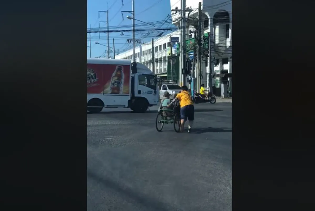 "พี่เสื้อเหลือง" น้ำใจงาม วิ่งไปช่วยเข็นสามล้อ"คุณตา"กลางสี่เเยก เลี่ยงอุบัติเหตุ อย่างปลอดภัย (คลิป)