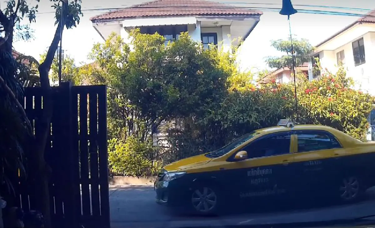 "เเท็กซี่"สบโอกาส"เจ้าของบ้าน"เปิดประตูเพื่อเอารถออก ถอยกลับรถทันที(คลิป)