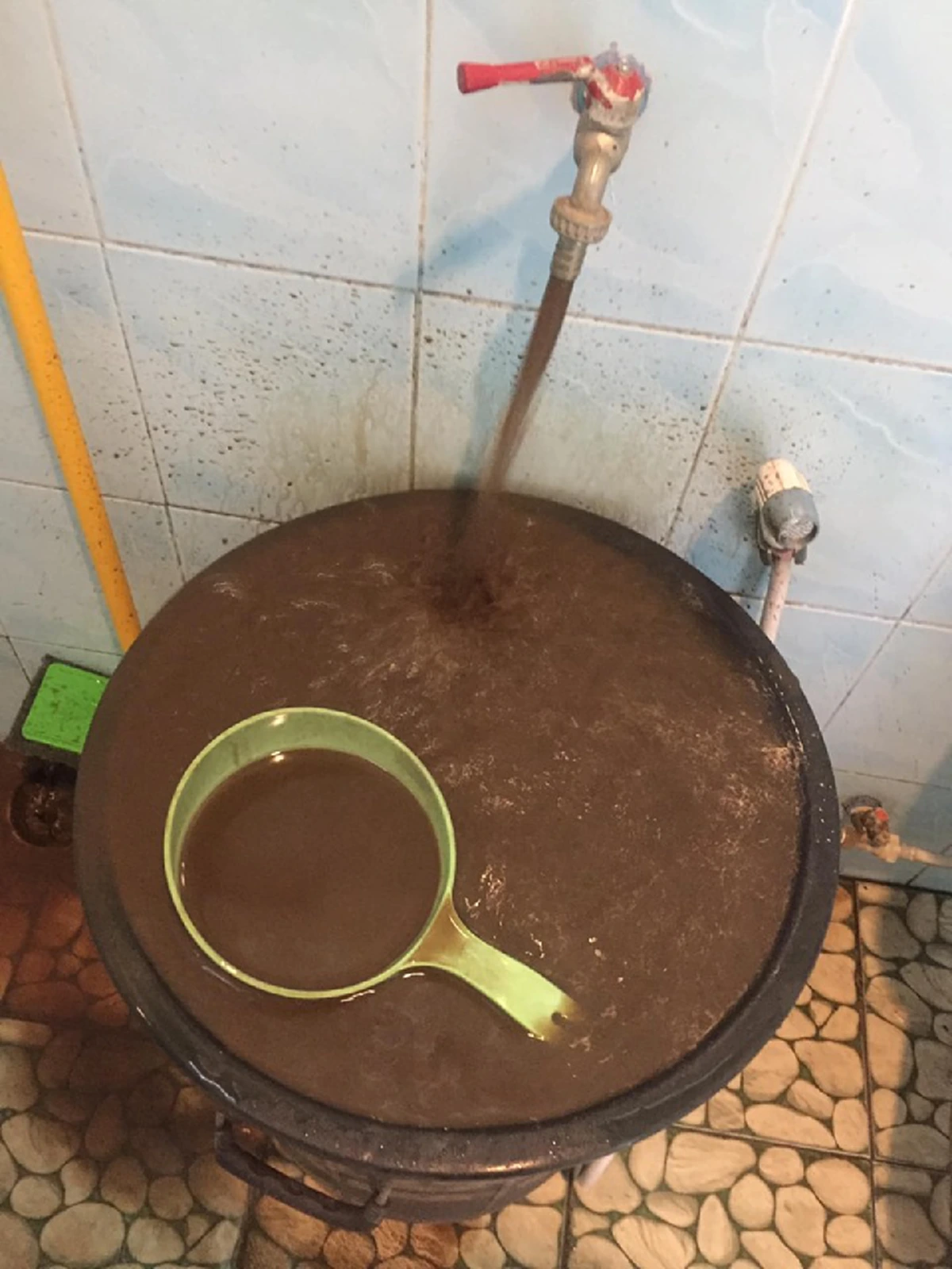 หนุ่มโพสต์รูป โชว์อาบน้ำประปาสีน้ำตาลเข้ม