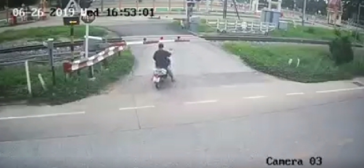 คลิปนาที รถกระบะโดนรถไฟชนอย่างจัง