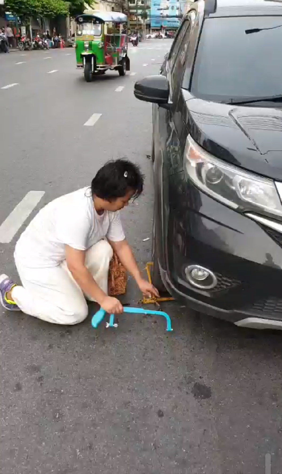 สาวพยายาม นั่งตัดตัวล็อคล้อรถ อ้างโทรไปแล้ว เจ้าหน้าที่ไม่รับ (คลิป)