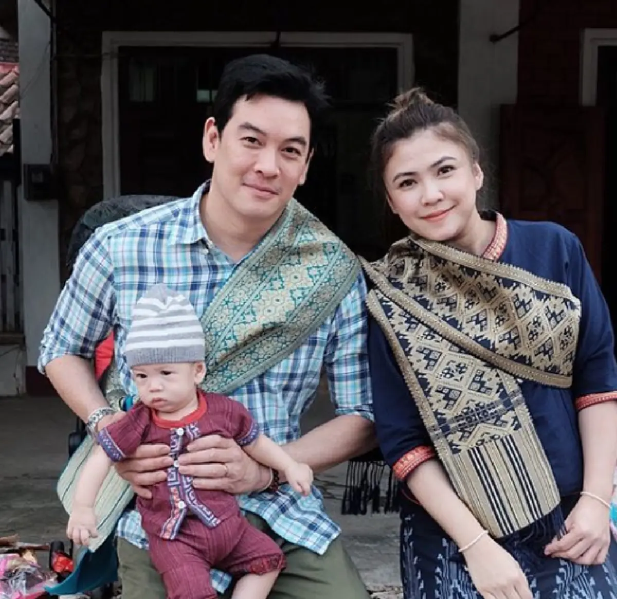 น่ารักมากมาย ส่องคลิป \"ชาคริต\" อุ้ม \"น้องโพธิ์\" ตักบาตรครั้งแรก สอนลูกชายให้รู้จักทำบุญแต่เด็ก