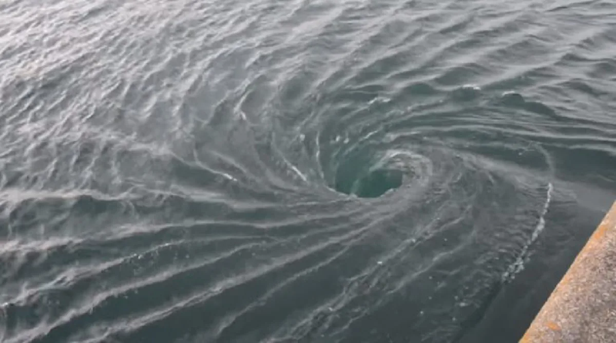 ท้า...ยมทูต!! หนุ่มใจกล้าลองดี! โดดลง "น้ำวน" เพราะอยากรู้? พีคหนัก! พบเกลียวคลื่นใต้น้ำ?? ที่น้อยคนนักจะได้เห็น!  (คลิป)