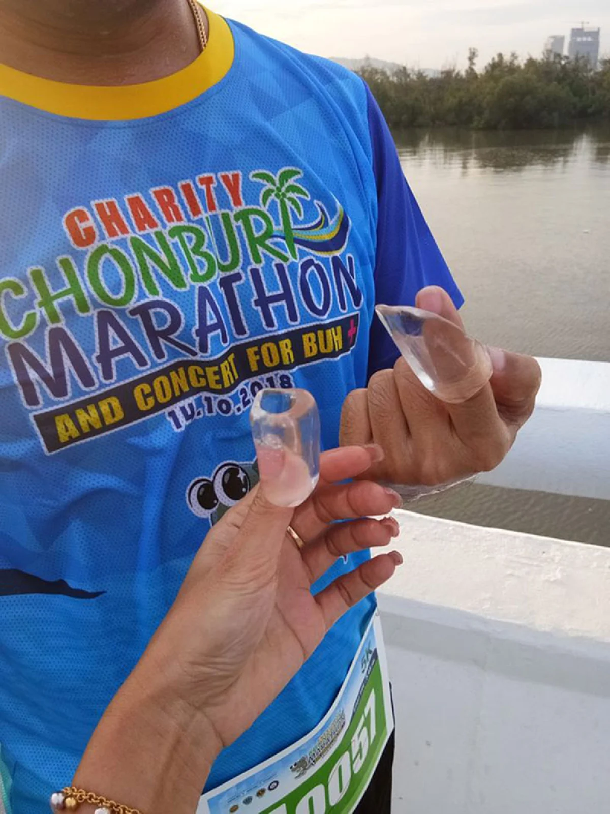 ให้น้ำแข็งมาดูด