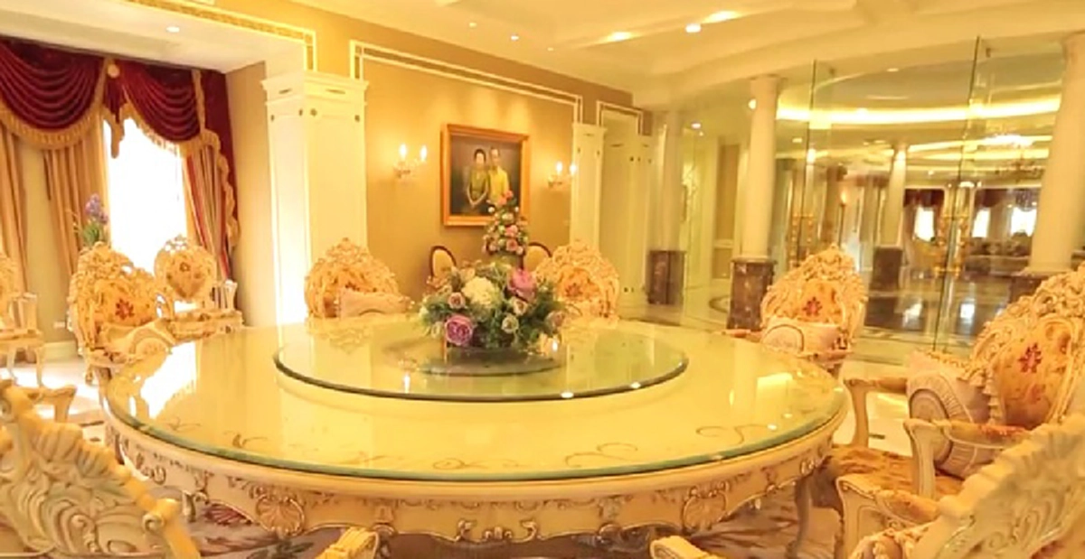 ตายตาหลับเสียที !! เผยโฉม “เจ้าของคฤหาสน์” 500 ล้าน ! ที่ถูกขนานนามว่า “วังจุฑาเทพ” พร้อมเปิดอาชีพที่ทำเพื่อประทังชีวิต (คลิป)