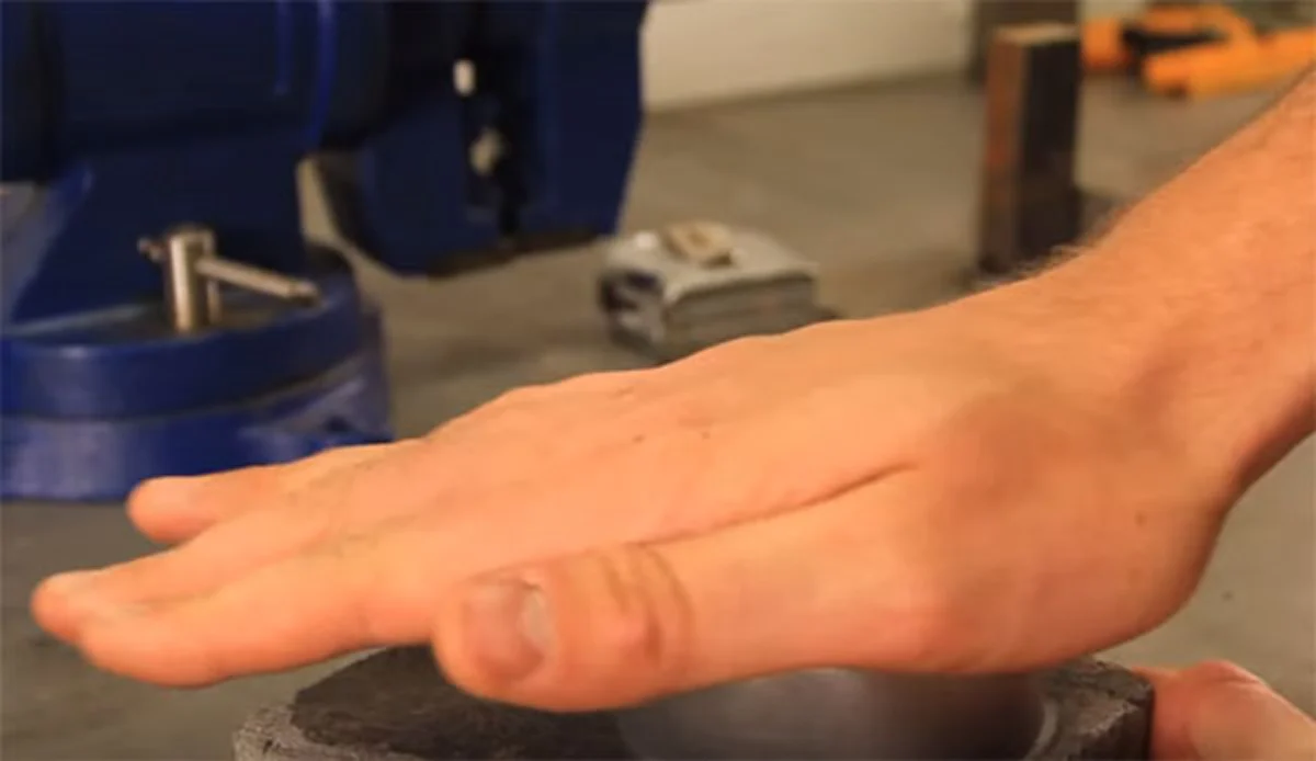 ดูไว้! เทคนิควิธีเปิด "กระป๋อง" โดย "ไม่ใช้ที่เปิด" ด้วยวิธีง่ายๆ ไม่ว่าจะเข้าป่า ขึ้นดอย ทำตามได้เลย (ชมคลิป)