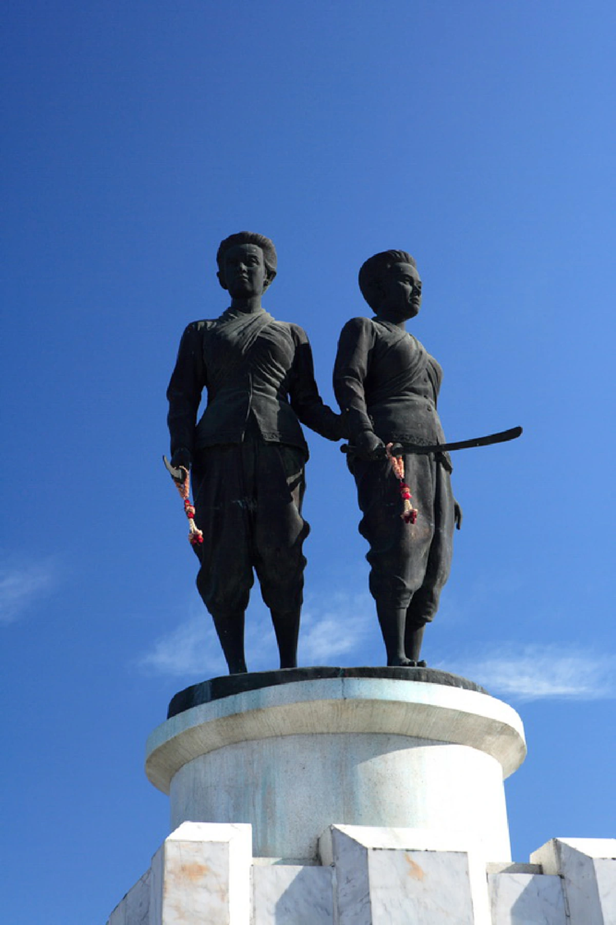 ชาวภูเก็ตปลาบปลื้ม!! ๒๓ พฤษภาคม น้อมรำลึกในพระมหากรุณาธิคุณ ในหลวง ร.๙ ทรงพิธีเปิด "อนุสาวรีย์ท้าวเทพกระษัตรี-ท้าวศรีสุนทร" ที่ จ.ภูเก็ต