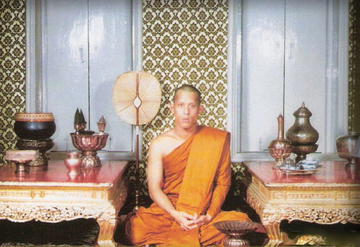 ยิ่งเห็นยิ่งคิดถึง... ภาพหายากในอดีต! เมื่อครั้งพระเจ้าอยู่หัว ร. ๙ ทรงบาตรถวายพระภิกษุ พระเจ้าอยู่หัว ร. ๑๐ เมื่อเกือบ ๔๐ ปีที่แล้ว