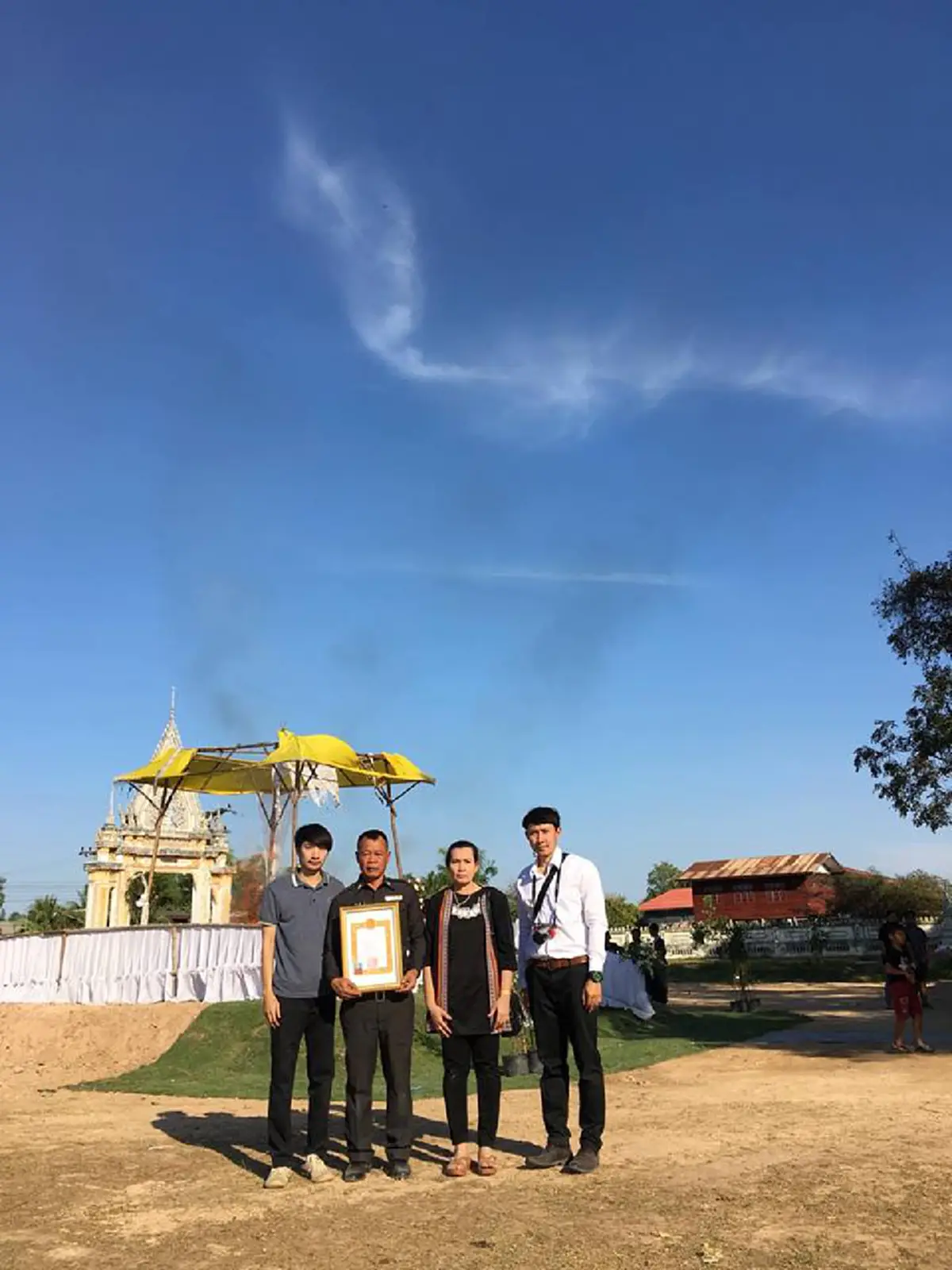 อัศจรรย์ !!! ปรากฎการณ์เมฆคล้ายรูปพญานาค ในงานประชุมเพลิงศพหลวงปู่สมศรี อาจาโร ภูปุย เจ้าอาวาสวัดศรีสว่างอารมณ์  13 มค. 61(มีคลิป)