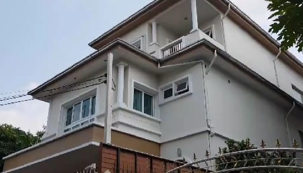 สาวปีนทำความสะอาดบ้านพัก พลัดตกระเบียงเหล็กแหลมเสียบอกติดคารั้วบ้าน