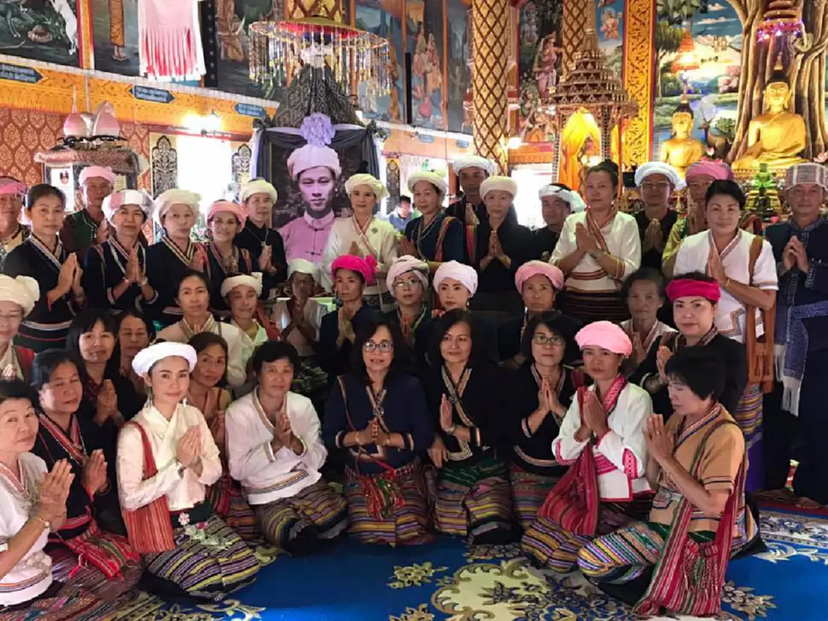 งดงามดอกไม้หลากสี! ชาวไทลื้อในประเทศไทย ถวายอาลัยกษัตริย์เชียงรุ่งองค์สุดท้าย