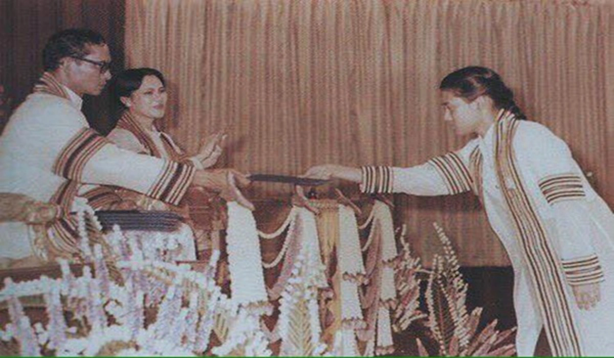 พ่อเเม่ต้องถ่ายรูปวันที่ลูกสำเร็จการศึกษาใช่ไหม เค้าไปถ่ายที่ไหนพาเราไปสิ!! "ในหลวง ร.9" ทรงตรัสถามในวันที่ "สมเด็จพระเทพฯ" ทรงรับปริญญาบัตร