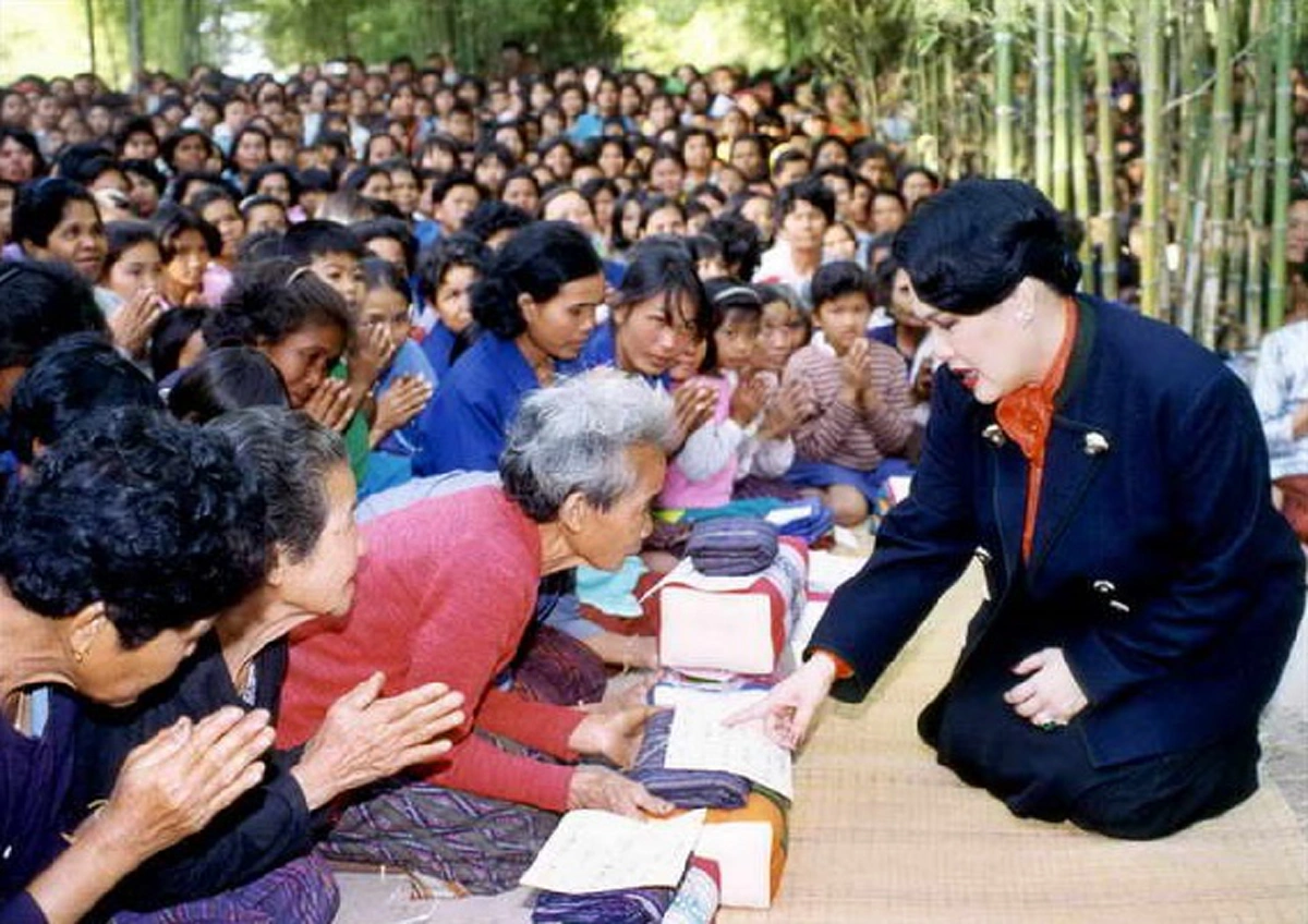 อย่ายืนค้ำหัวพูดกับราษฎร!! พระราชดำรัสของ "ในหลวง" ที่สมเด็จพระนางเจ้าฯ ทรงถือปฏิบัติมาตลอด เป็นที่มาของภาพคุ้นตาของพสกนิกรชาวไทย !!